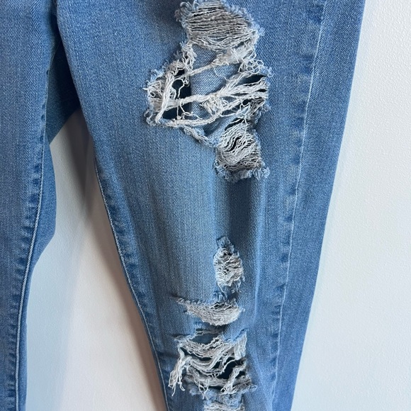 Levi's 721 High Rise Light Wash Distressed Skinny Jeans - Size 27 - Picture 3 of 9